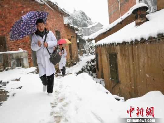 浙江两医生步行10公里抢救九旬老人 严林忠 摄 浙江两医生步行10公里抢救九旬老人 严林忠 摄