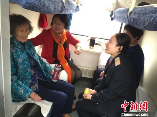 刘钟照顾儿童、老人 方月妮 摄