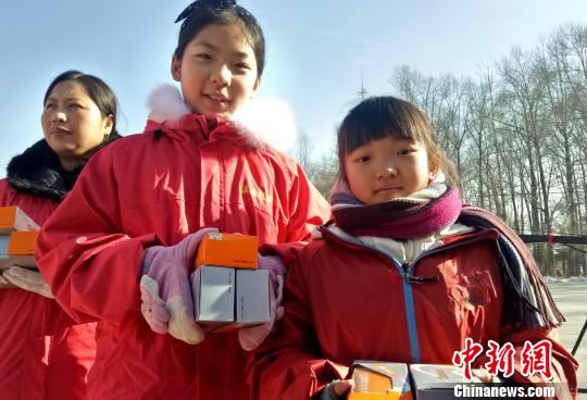 图为参加此次活动的小小志愿者。 张海雯 摄 图为参加此次活动的小小志愿者。 张海雯 摄