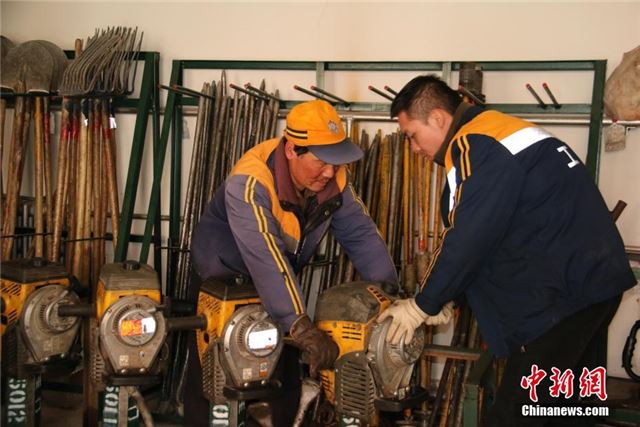 兰新线上的守护者 父子俩的春运