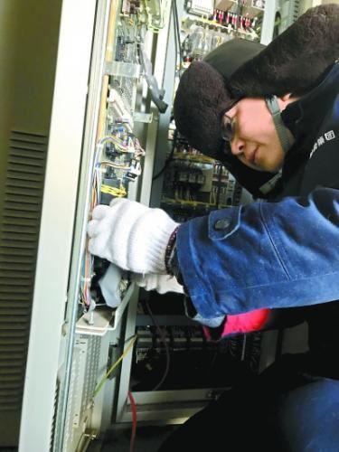 施雪城在风机上检修设备。 点击进入下一页