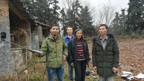 蔡艳球与流浪者及其家属合影 崔玉玲供图 点击进入下一页