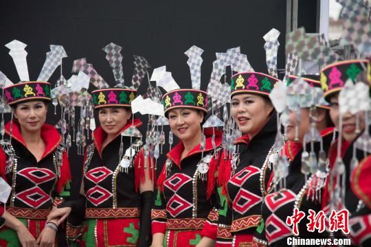图为黎族苗族服饰走秀。 洪坚鹏 摄 图为黎族苗族服饰走秀。 洪坚鹏 摄