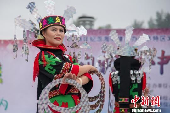 图为黎族苗族服饰走秀。 洪坚鹏 摄 图为黎族苗族服饰走秀。 洪坚鹏 摄