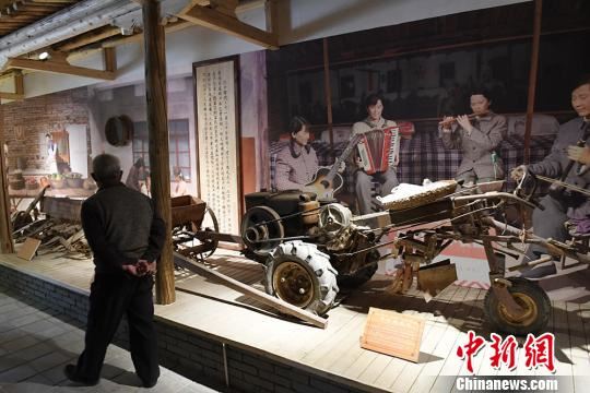 展览馆展出的手扶拖拉机。　杨艳敏 摄