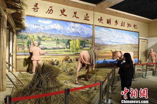 展览馆展出的农村劳作场景。　杨艳敏 摄