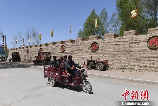 展览馆展出的农村交通运输工具。　杨艳敏 摄