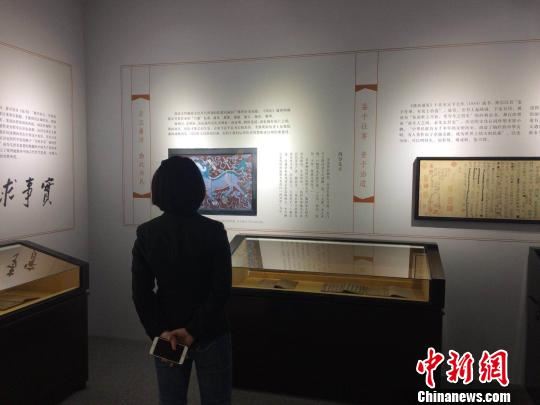 民众参观展览。 宋立超 摄 民众参观展览。 宋立超 摄