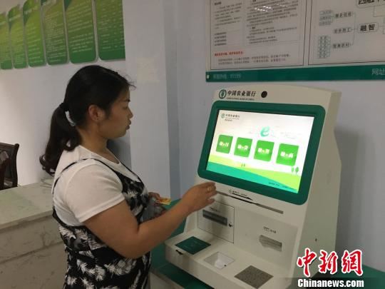 金穗惠农通“惠农e通”终端。 张文绞 摄 金穗惠农通“惠农e通”终端。 张文绞 摄