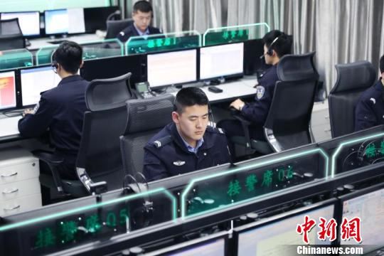 目前烟台共设@110接警席78个，最多可支撑200余人同时报警。　李德峰 摄