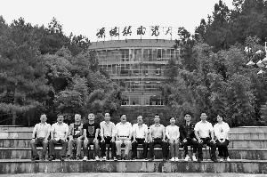 大图:魏欣(左四)的毕业照。图片来源:北京晨报 点击进入下一页