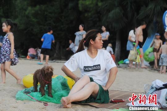 合肥市民在天鹅湖边戏水纳凉。 张娅子 摄 合肥市民在天鹅湖边戏水纳凉。 张娅子 摄