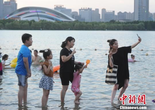 合肥市民在天鹅湖边戏水纳凉。 张娅子 摄 合肥市民在天鹅湖边戏水纳凉。 张娅子 摄