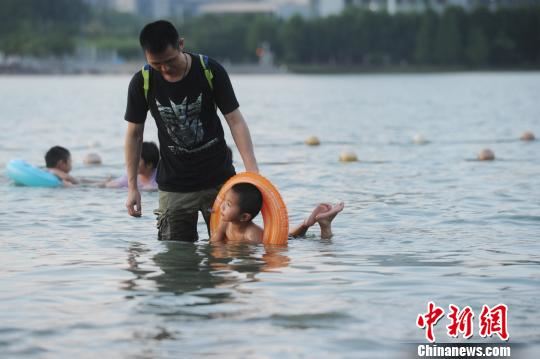 合肥市民在天鹅湖边戏水纳凉。 张娅子 摄 合肥市民在天鹅湖边戏水纳凉。 张娅子 摄