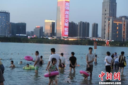 合肥市民在天鹅湖边戏水纳凉。 张娅子 摄 合肥市民在天鹅湖边戏水纳凉。 张娅子 摄