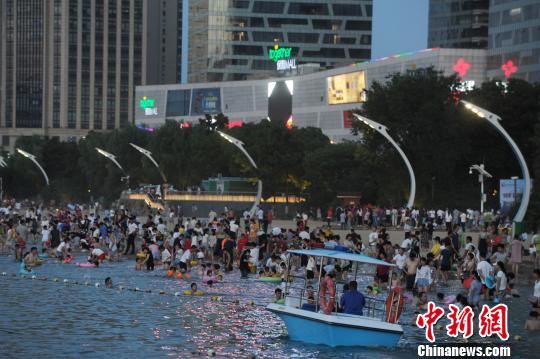 合肥市民在天鹅湖边戏水纳凉。 张娅子 摄 合肥市民在天鹅湖边戏水纳凉。 张娅子 摄
