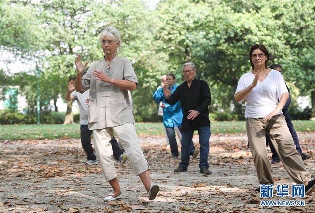 （XHDW）（1）比利时布鲁塞尔：免费太极课吸引爱好者