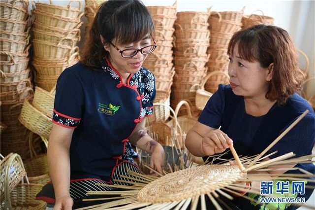 （脱贫攻坚）（1）“巧娘”编织幸福生活