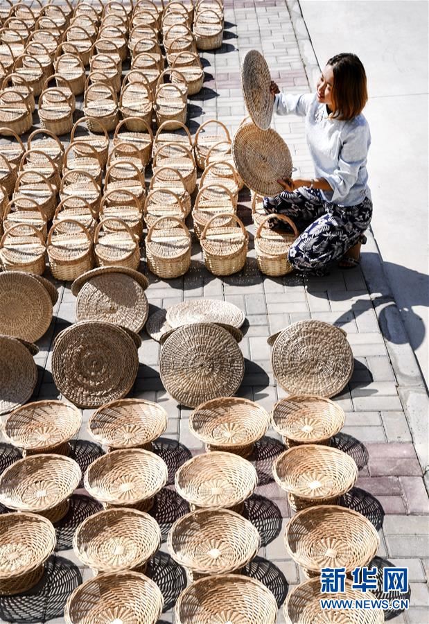 （脱贫攻坚）（3）“巧娘”编织幸福生活