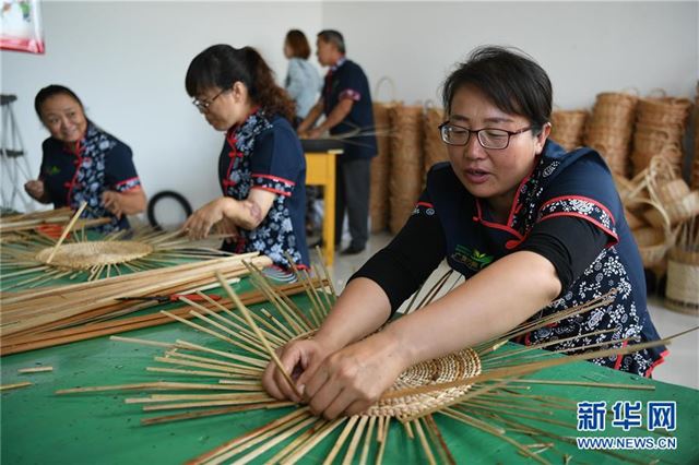 （脱贫攻坚）（2）“巧娘”编织幸福生活