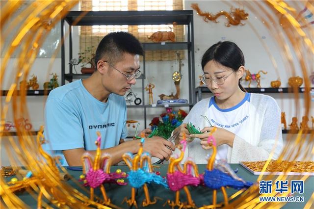 #(社会)(3)巧手编织 多彩创业