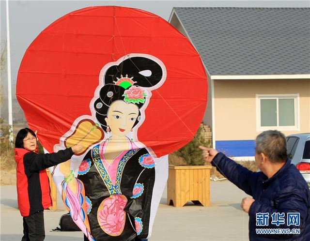 #（图片故事）（1）民间手艺人痴迷风筝20载