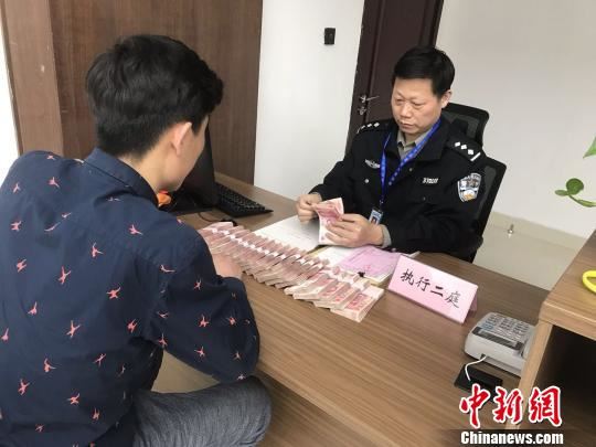 图为滨州市滨城区法院兑付执行款。　张敏敏 摄