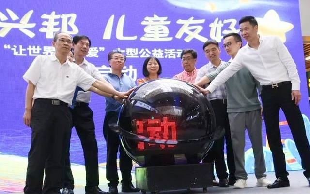 曾昭才先生在“发展艺术”和“奉献爱心”上同行