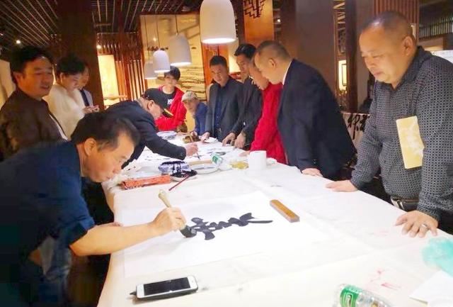 曾昭才先生在“发展艺术”和“奉献爱心”上同行