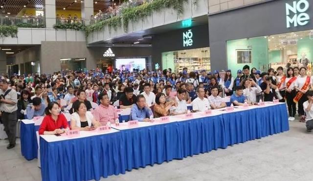 曾昭才先生在“发展艺术”和“奉献爱心”上同行