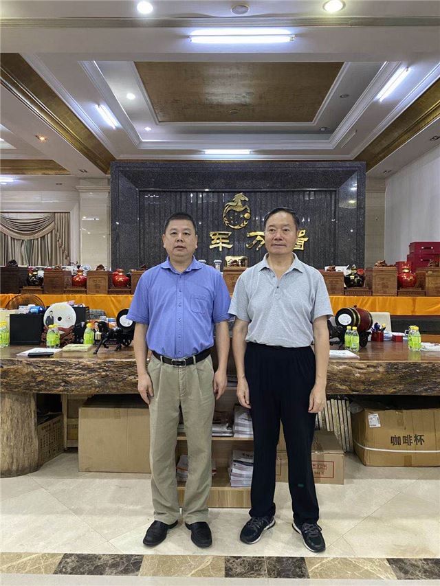 图片包含 室内, 天花板, 人, 站

描述已自动生成