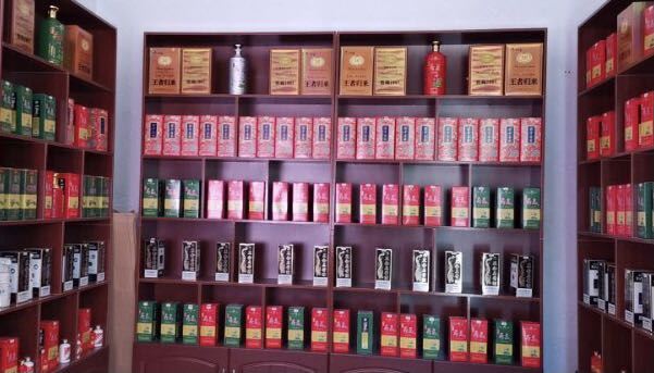 书架上有许多书

描述已自动生成