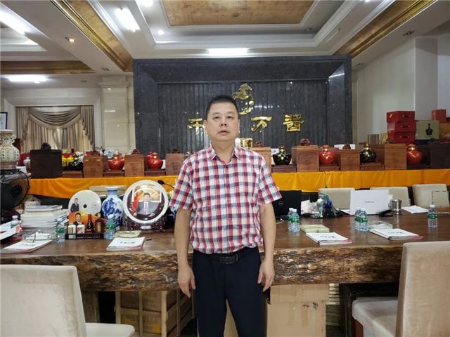 人站在厨房里

描述已自动生成