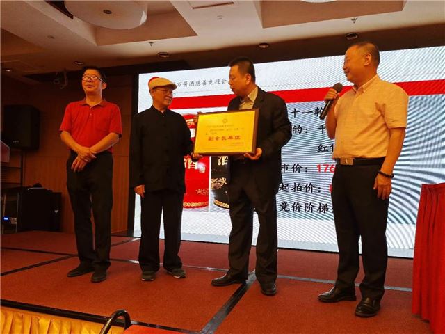 一群人站在台上
描述已自动生成