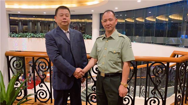 图片包含 人, 男人, 站, 桌子
描述已自动生成