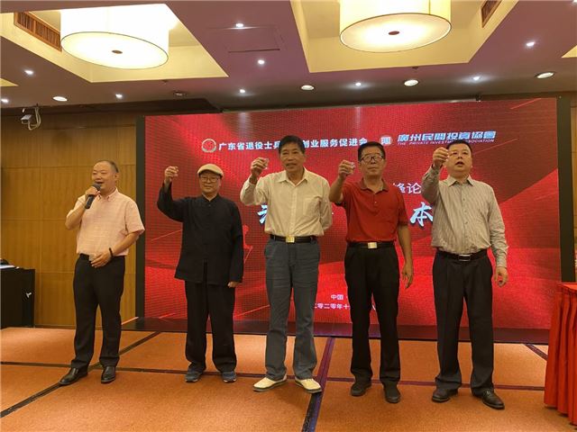 一群人站在房间里
描述已自动生成