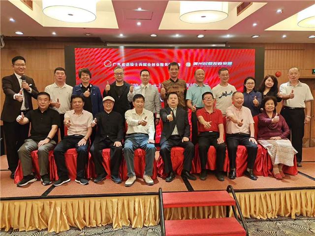 图片包含 人, 室内, 天花板, 一群
描述已自动生成