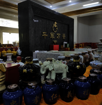 图片包含 室内, 食物, 瓶子, 柜台
描述已自动生成