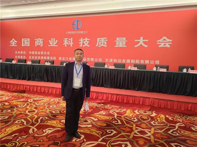 图片包含 家具, 地毯, 室内, 男人
描述已自动生成