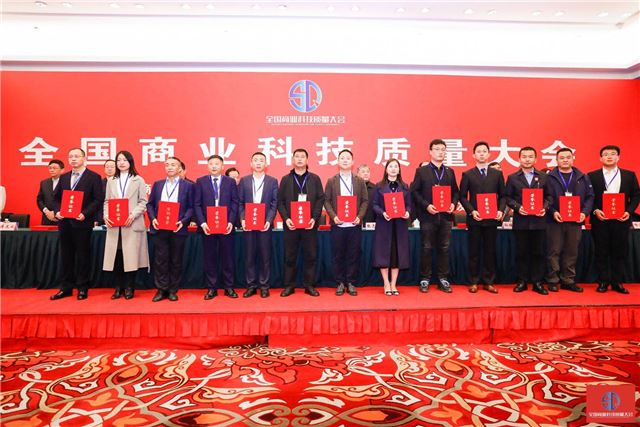 图片包含 室内, 人, 桌子, 大
描述已自动生成