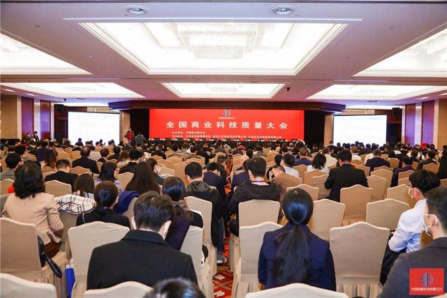 图片包含 室内, 天花板, 人, 人们
描述已自动生成