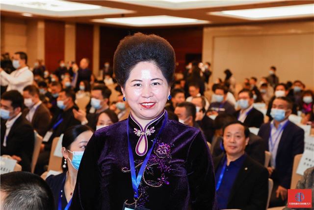 穿西装的男人站在人群中
描述已自动生成