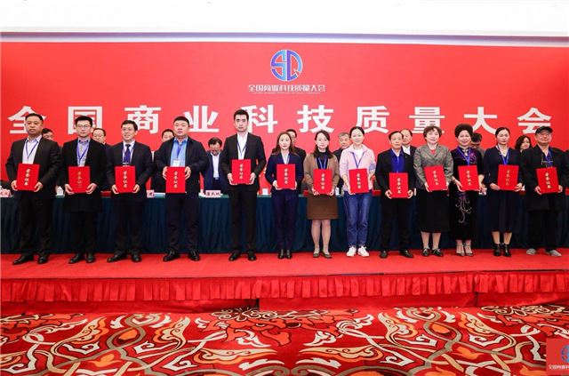 图片包含 人, 室内, 地毯, 家具
描述已自动生成