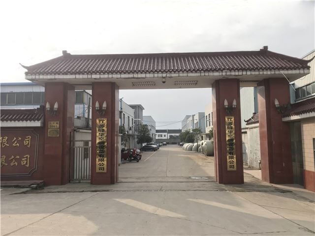 街道边的商店门口
描述已自动生成