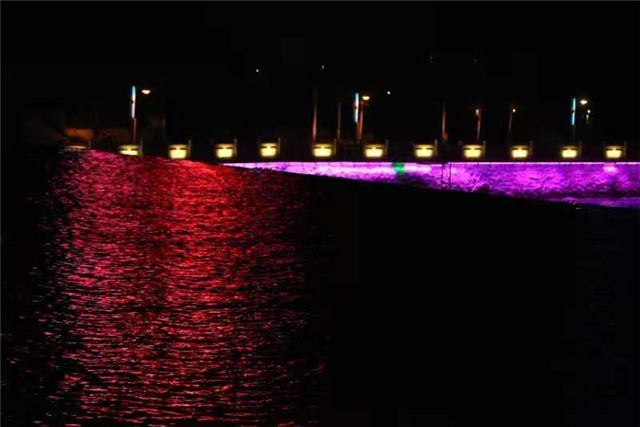 夜晚的灯光

描述已自动生成