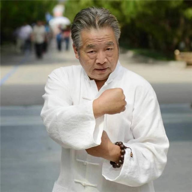 穿白色衣服的人在街道上

描述已自动生成