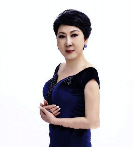 穿着蓝色裙子的女人

描述已自动生成