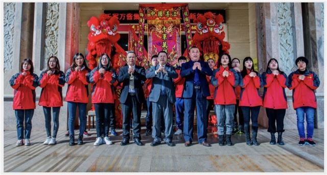 一群人站在一起

描述已自动生成