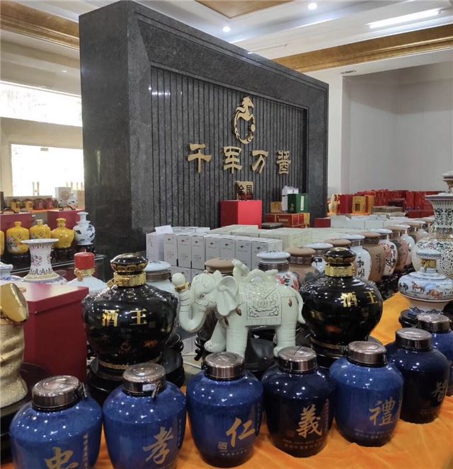 图片包含 室内, 瓶子, 食物, 柜台

描述已自动生成