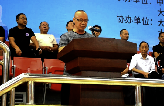 一群人站在船上

描述已自动生成